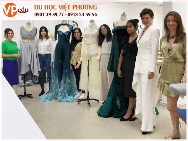 Các sinh viên tại Khuyenmaimb66 trong trang phục trình diễn: cơ hội trải nghiệm thực tế