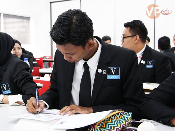 Mocbai 66 tải app ngành Du lịch Khách sạn tại City University nhận bằng cấp từ trường VATEL Pháp
