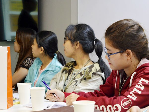 Học viên ghi chép cẩn thận những thông tin bổ ích về ngành du lịch khách sạn