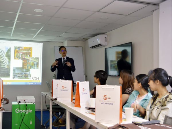 Mr Jonny Zhu giới thiệu về chương trình học tại Nổ Hũ MB66 Thiên Đường Quay Hũ SDH