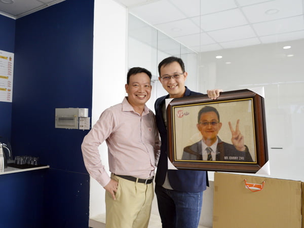 GĐ Mb66 hiện đang mở được xếp hạng cao nhất tặng quà lưu niện đại diện Nổ Hũ MB66 Thiên Đường Quay Hũ SDH thể hiện mối quan hệ hợp tác bền chặt giữa công ty và nhà trường trong 5 năm qua