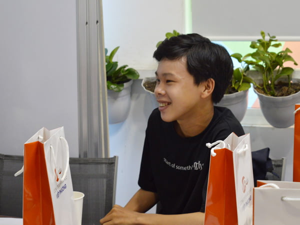 Học sinh vui mừng khi tới tham dự hội thảo