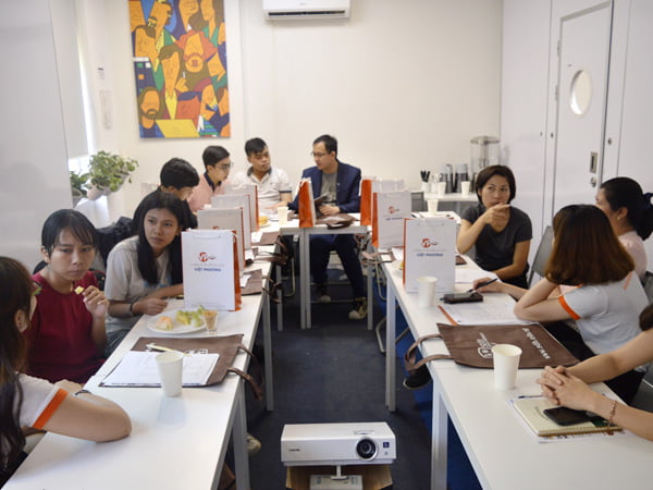 Mocbai10 code khuyến mãi kết thúc nhưng phụ huynh - học sinh vẫn nán lại để tìm hiểu chi tiết hơn về chương trình học tại trường