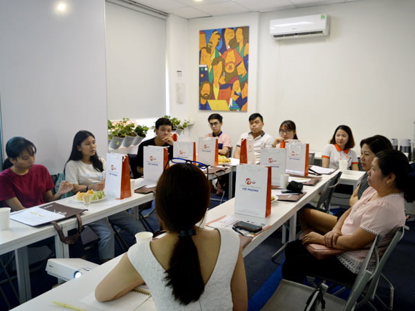 Phu huynh - Học sinh lắng nghe những chia sẽ quý báu từ cựu sinh viên Nổ Hũ MB66 Thiên Đường Quay Hũ SDH