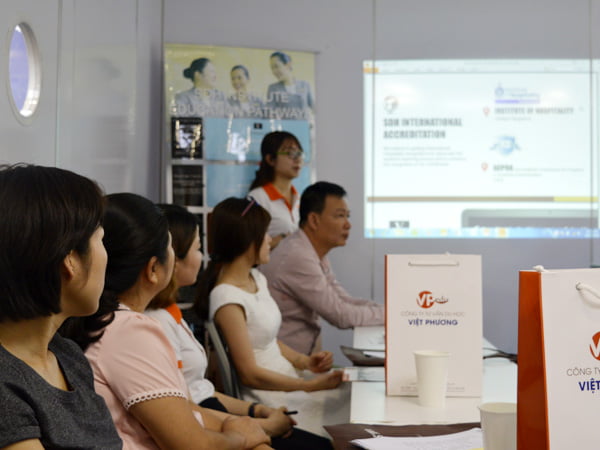 Phụ huynh, Học sinh chăm chú lắng nghe tìm hiểu về Nổ Hũ MB66 Thiên Đường Quay Hũ SDH tại Mocbai10 code khuyến mãi