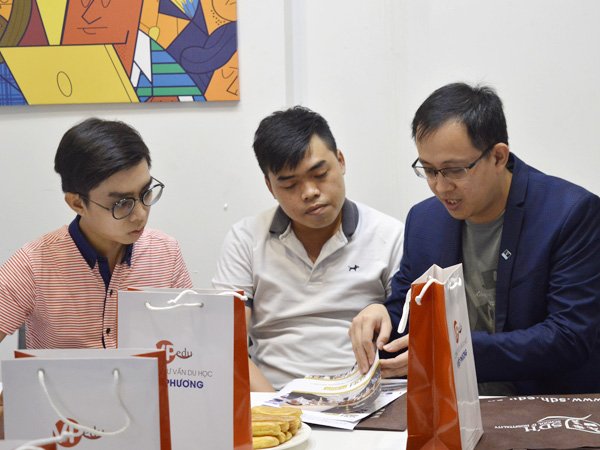 Đại diện trường Hỗ trợ tư vấn hỗ trợ học sinh trong suốt quá trình Mocbai10 code khuyến mãi
