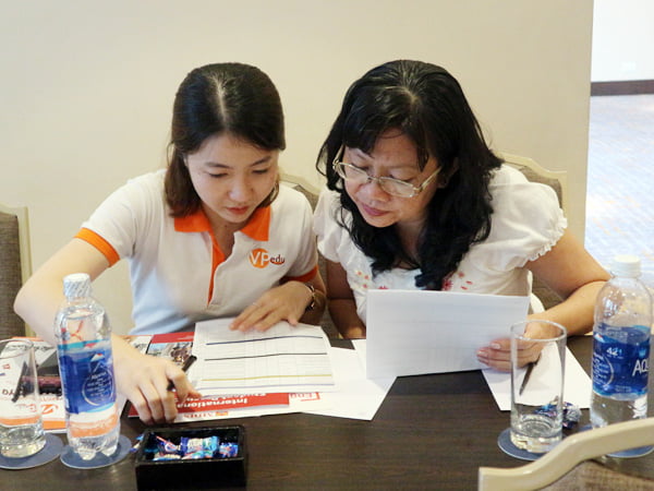 Chuyên viên tư vấn Mb66 hiện đang mở được xếp hạng cao nhất Mocbailinkk.com hỗ trợ phụ huynh thông tin và thủ tục nhập học tại trường.jpg