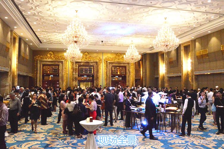 Quý phụ huynh và học sinh đặt ra câu hỏi liên tục cho thầy hiệu trường trường Khuyenmaimb66