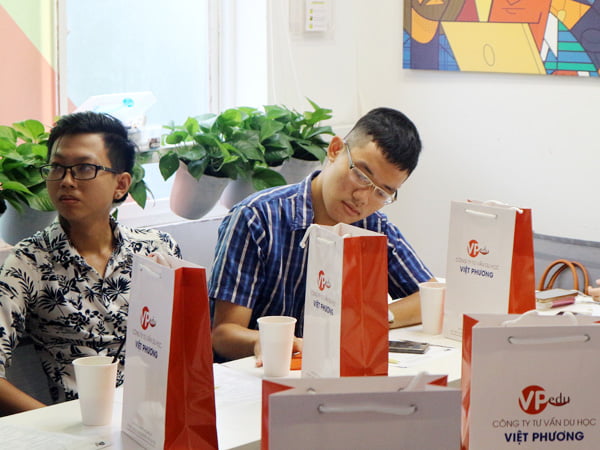 Học sinh ghi lại những thông tin quan trọng về chương trình học nhận bằng Vate Phát tại Nổ Hũ MB66 Thiên Đường Quay Hũ SDH