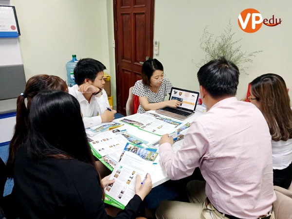 Đại diện trường đã có buổi chia sẻ hình ảnh, môi trường Mocbai10 trang chủ, các chương trình học tại trường NIC