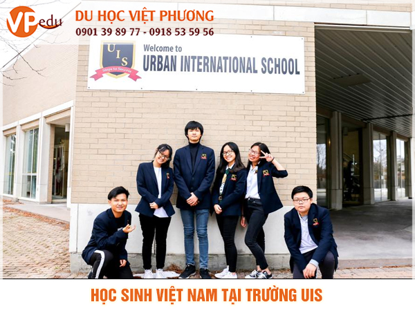 Một số học sinh Việt Nam tại trường Trung Học Urban