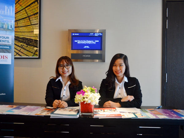Đội ngủ tư vấn viên Mocbailinkk.com sẳn sàng hỗ trợ phụ huynh học sinh tham dự hội thảo