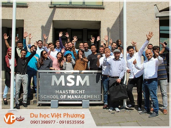 Đội ngũ Mb6651 và sinh viên Trường Maastricht School of Management