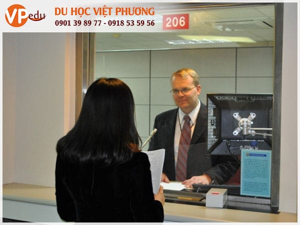 Luyện phỏng vấn thật kĩ để thuyết phục lãnh sự quán