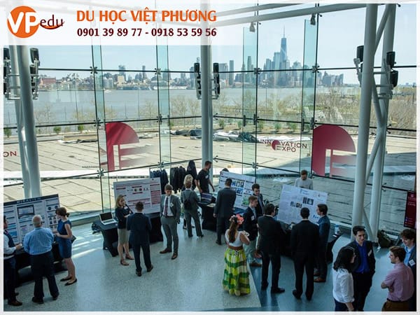 Trường nổi bật với chương trình thạc sĩ MBA kết hợp giữa kinh doanh và công nghệ