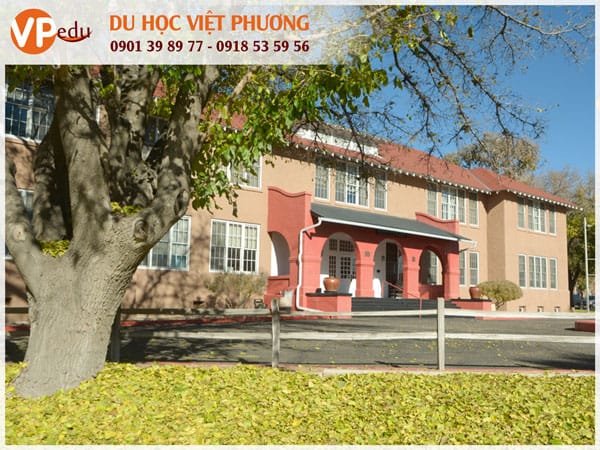 Menaul School là trường trung học nội trú ở Mỹ