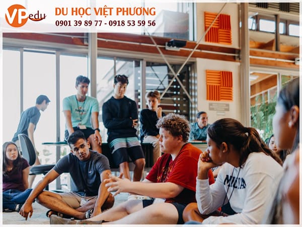 Học sinh Hawaii Preparatory Academy cùng nhau chia sẻ kiến thức