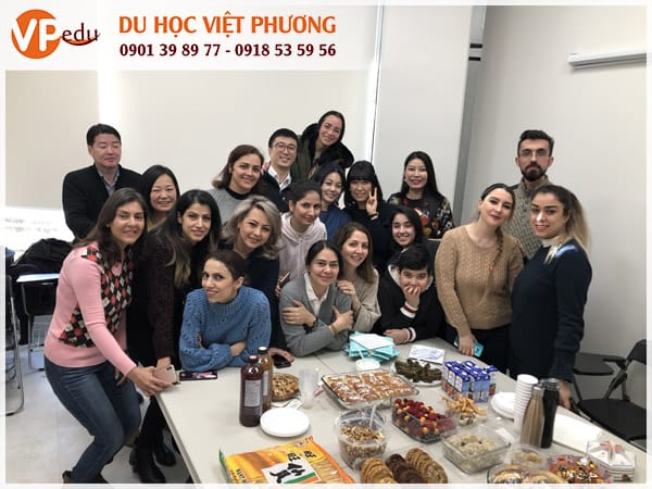 Môi trường Mocbai10 trang chủ tại DEA Canadian College rất thân thiện, vui vẻ và hòa đồng