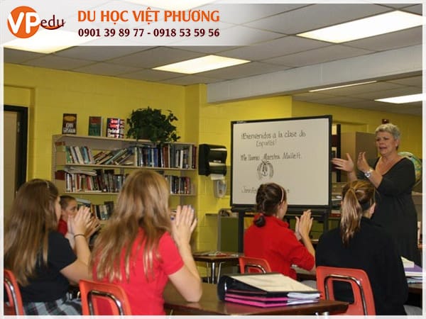 Lớp học tại trường Bishop Rosecrans High School, Mỹ
