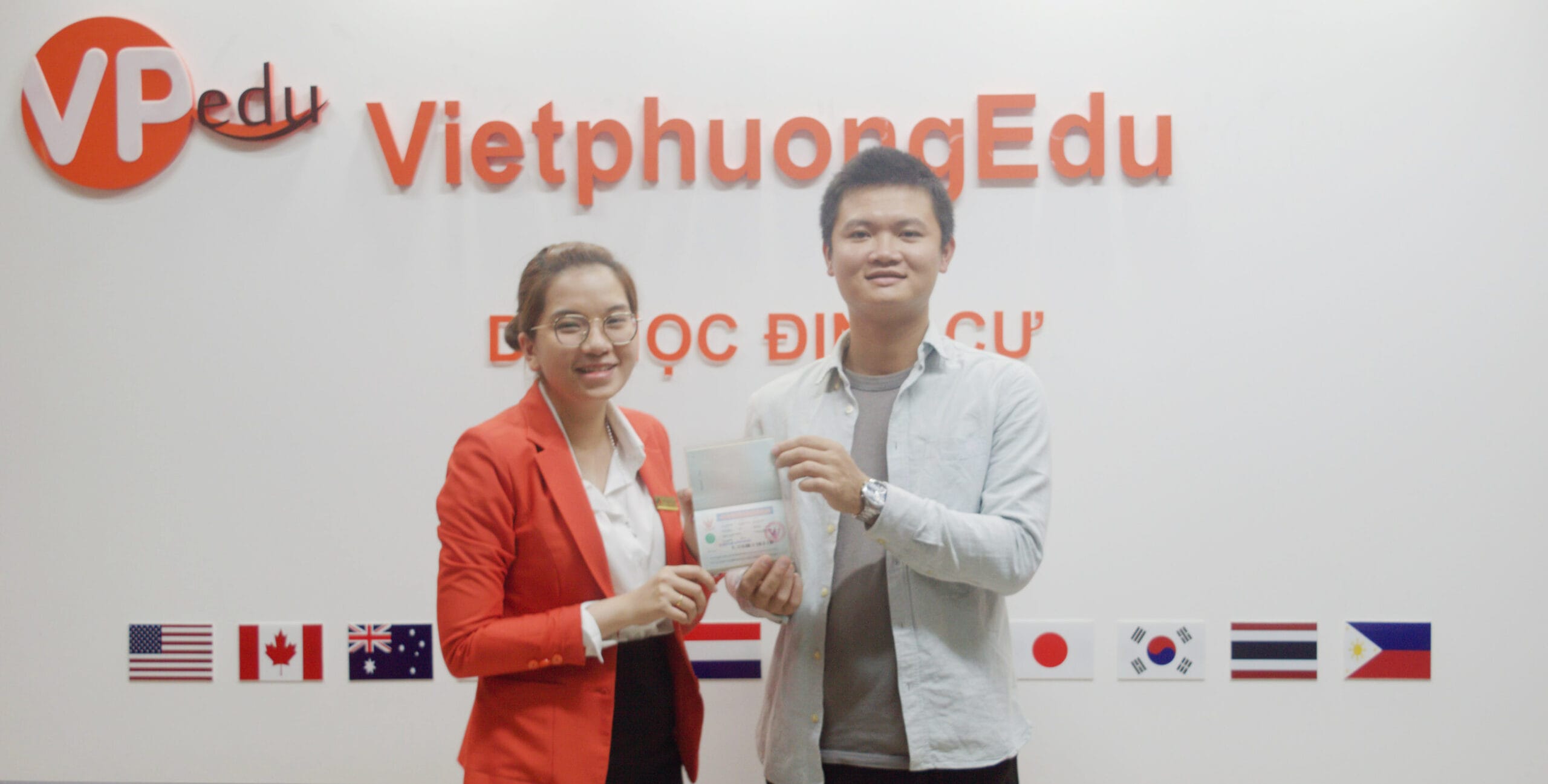 Bạn Trọng Nam chụp hình cùng với tư vấn viên