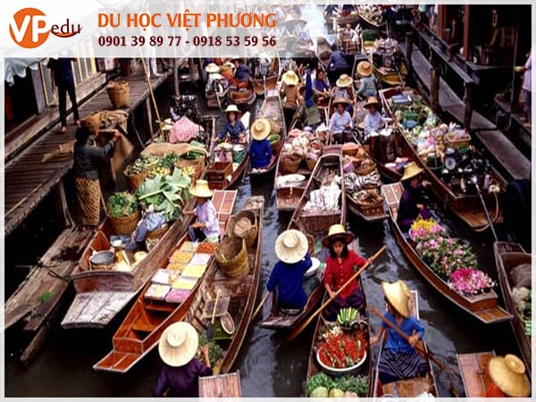 Chợ Taling Chan là chợ họp vào cuối tuần, chỉ mở thứ bảy và chủ nhật từ khoảng 8 giờ sáng đến 5 giờ chiều.
