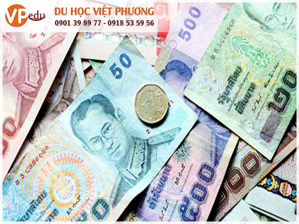 Học sinh nên đổi một ít tiền mặt để phòng trường hợp thẻ chưa thanh toán được
