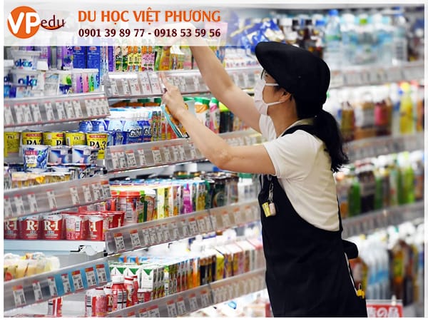 Làm thêm ở Combini sẽ có mức lương trung bình khoảng 780 yên/ giờ.