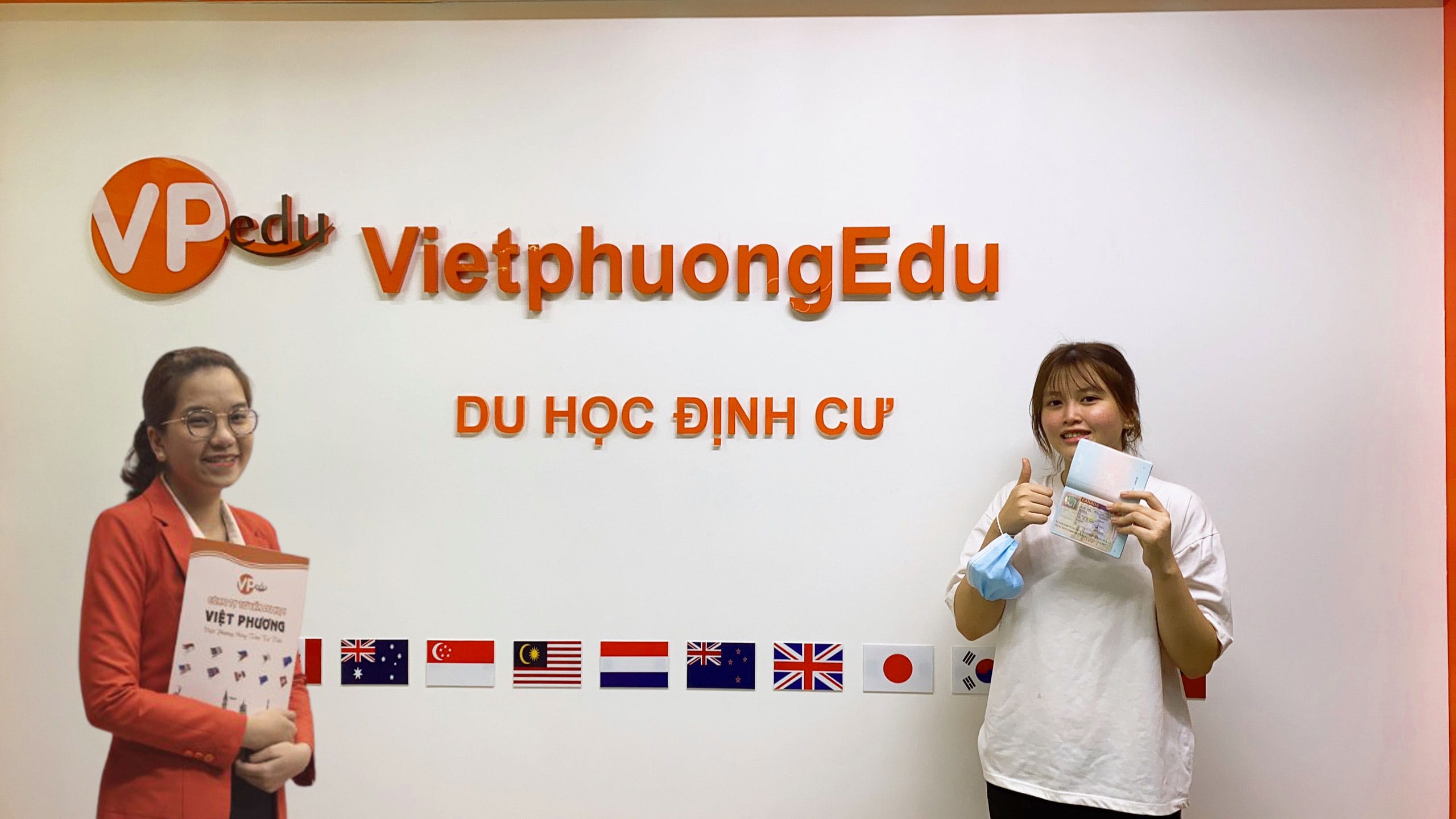 Mỹ Thanh chụp hình chung cùng Tư Vấn Viên của Mocbailinkk.com Edu