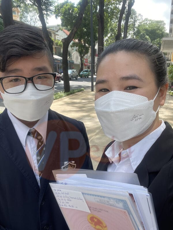 Quang Bảo cùng với Mẹ đi phỏng vấn Visa Mb66 không bị chặn Mỹ đã chụp hình "khoe" với Mocbailinkk.com Edu