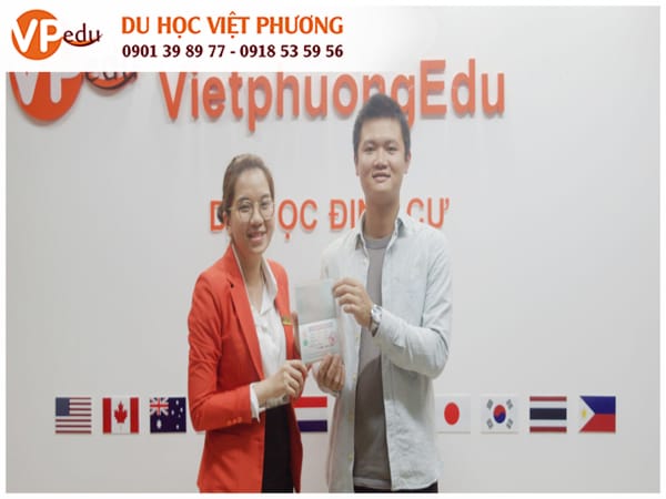 Bạn Trọng Nam- sinh viên Ngành Truyền Thông của Stamford, chụp hình kỉ niệm đậu Visa Mb66 không bị chặn Thái Lan cùng với Tư vấn viên của Mocbailinkk.com Edu