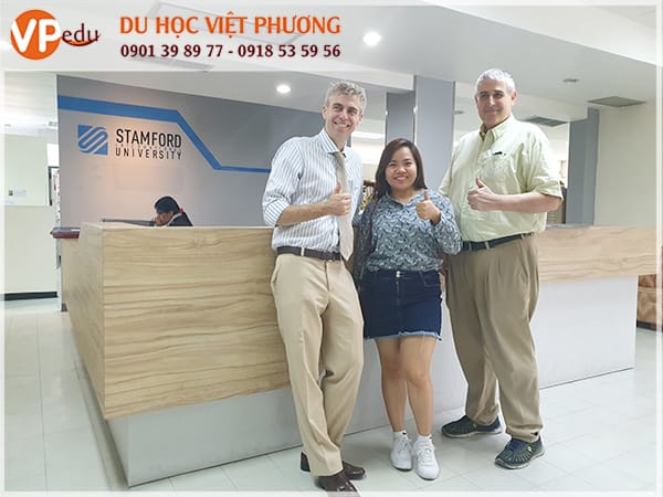 Đại diện Link Nhà Cái Mb66 Cá Cược Uy Tín Nhất 2025 tới thăm và chụp hình lưu niệm tại Stamford University Thái Lan