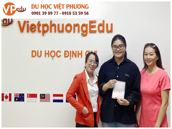 Tư vấn viên của Mocbailinkk.com Edu chụp hình cùng Phụ huynh và bé Thanh Thảo