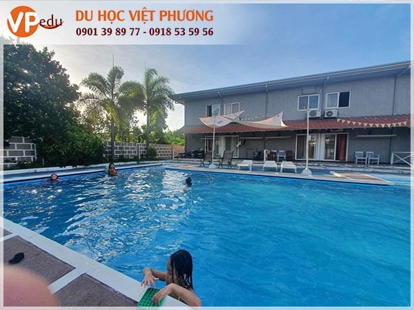 Giải trí bới lội cùng bạn bè sau giờ học căng thẳng