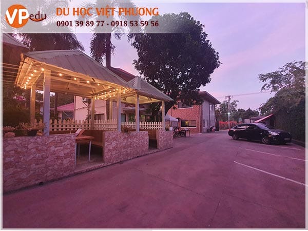 Hình ảnh ngoài sân trường CIP, Philippines vào buổi chiều tối