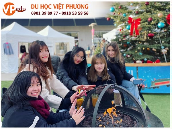 Bé Mỹ Thanh ( áo trắng ) - Mb66 không bị chặn sinh của VPEDU hiện đang Mocbai10 trang chủ tại Ontario, Canada