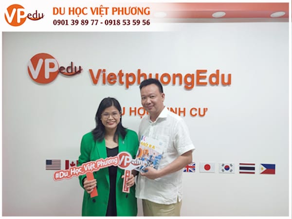 VPEDU chụp hình lưu niệm với Ms. Xuân Vinh - Đại diện trường Kaplan Việt Nam tại Việt Nam