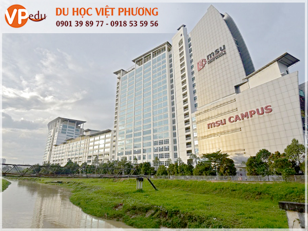 Trường MSU có vị trí giữa sông Damansara và đại lộ Elite. Cách thủ đô Kuala Lumpur 40km từ sân bay