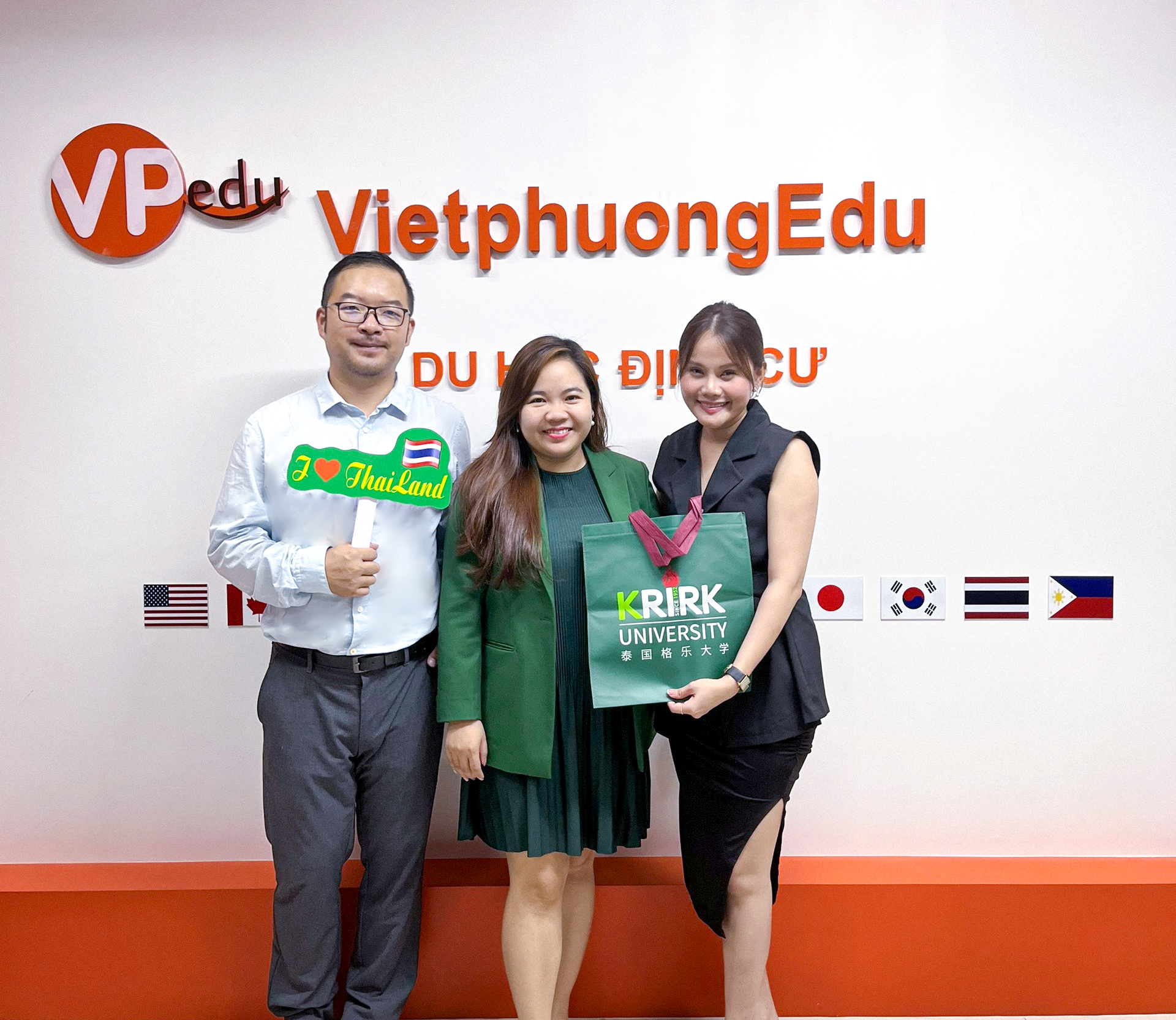 Đại diện Krirk University tới thăm văn phòng Mb66 hiện đang mở được xếp hạng cao nhất