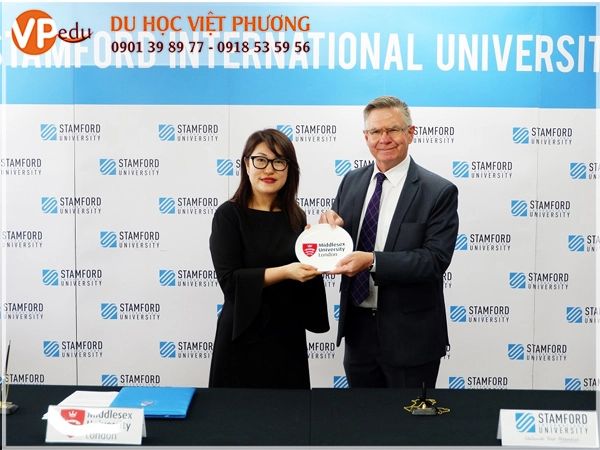 Buổi lễ kí kết hợp tác giữa hai trường