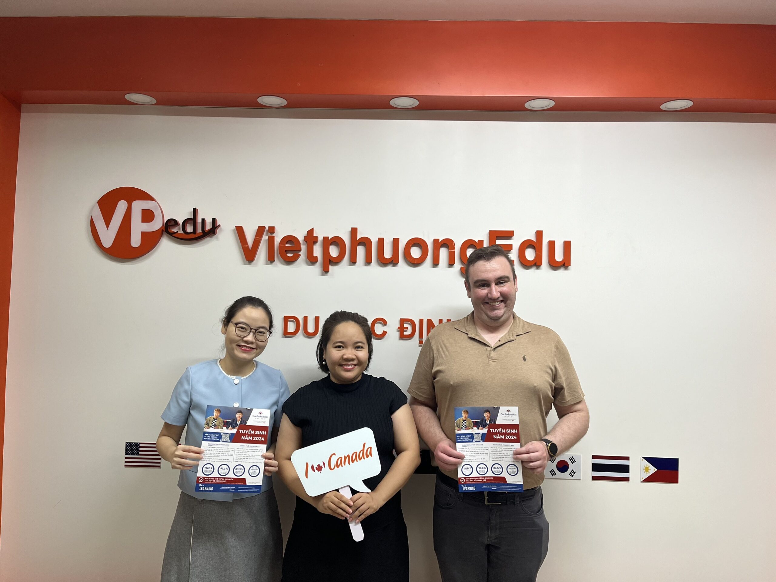 Đại diện trường Confederation College tới thăm văn phòng Mb66 hiện đang mở được xếp hạng cao nhất