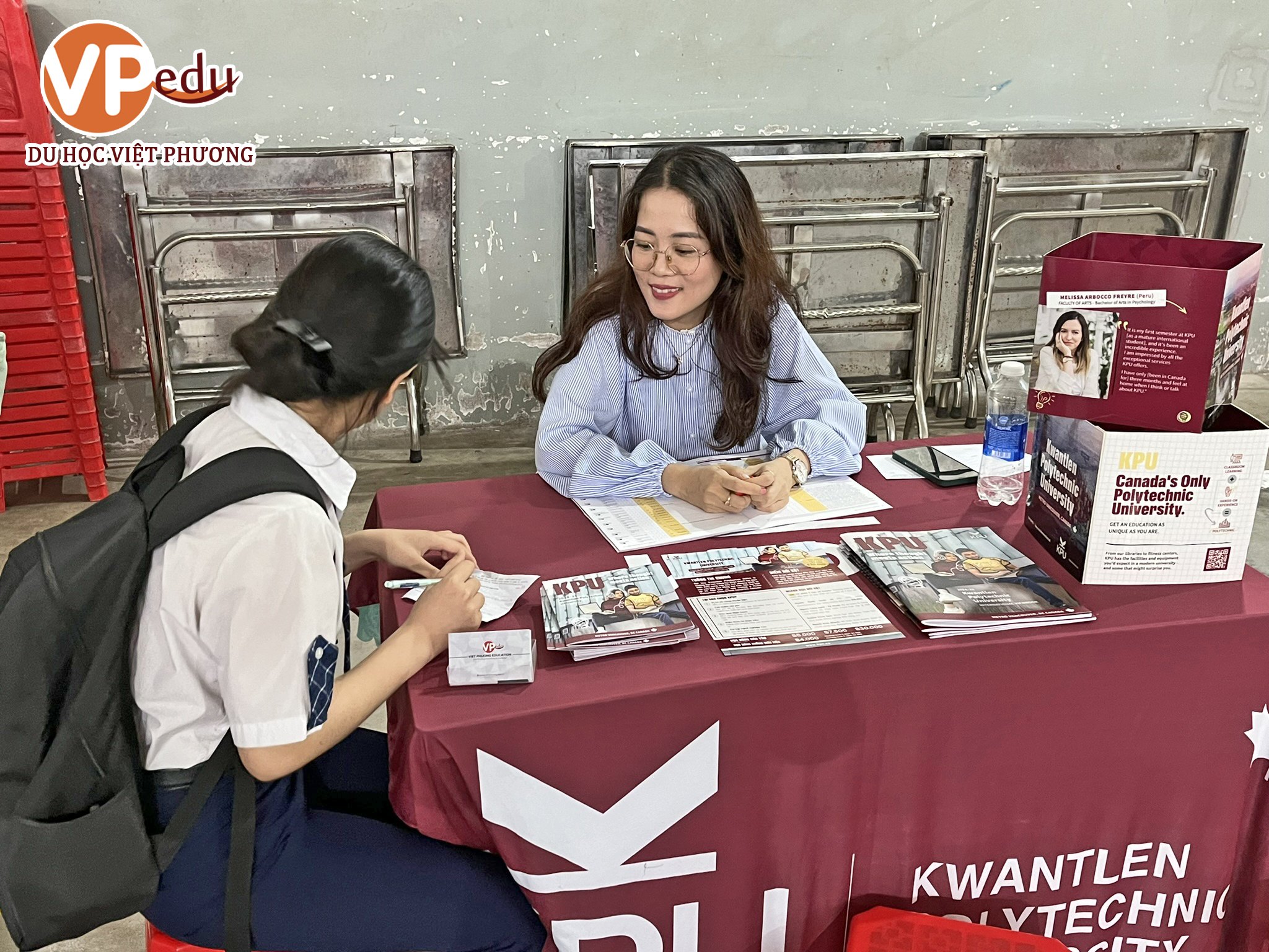 Đại diện Trường Đại học KPU tư vấn cho học sinh của Mb66 hiện đang mở được xếp hạng cao nhất