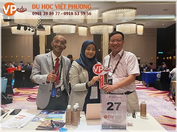 Mb66 hiện đang mở được xếp hạng cao nhất làm việc và chụp ảnh kỷ niệm với Trường Đại học UTM Malaysia