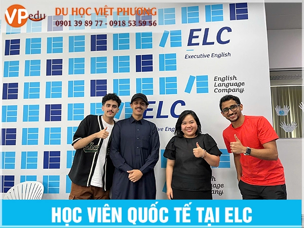 Đại diện Link Nhà Cái Mb66 Cá Cược Uy Tín Nhất 2025 chụp hình với các học viện quốc tế tại anh ngữ ELC